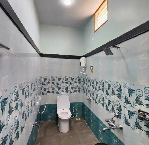 デラックストリプルルーム, Aditya Tourist Home