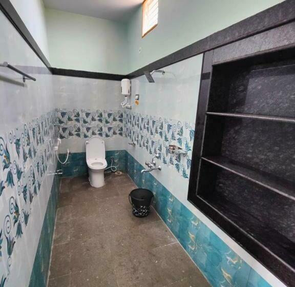 غرفة ديلوكس ثلاثية, Aditya Tourist Home