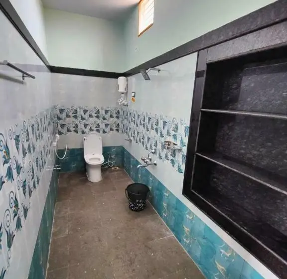 デラックストリプルルーム, Aditya Tourist Home