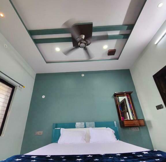 غرفة ديلوكس ثلاثية, Aditya Tourist Home