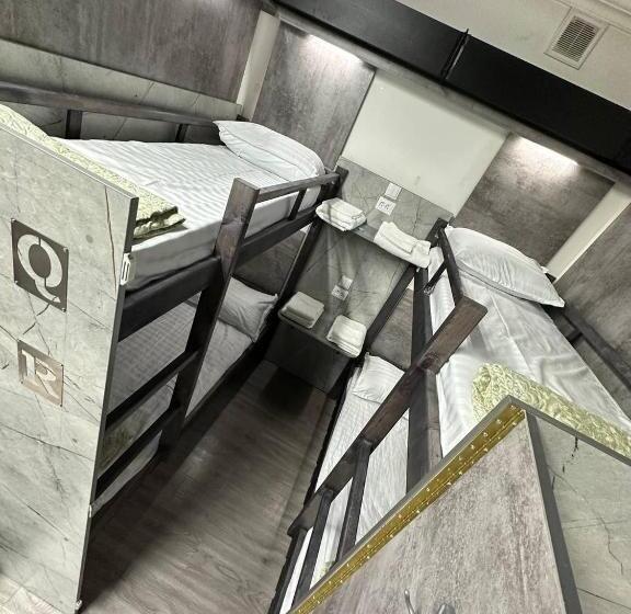 غرفة قياسية رباعية, Dubai Hostel