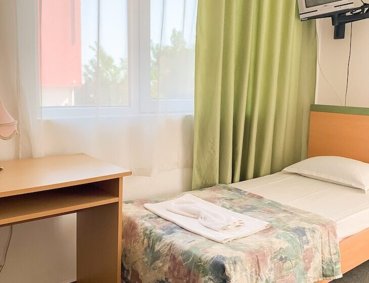 غرفة قياسية رباعية, Mint Family