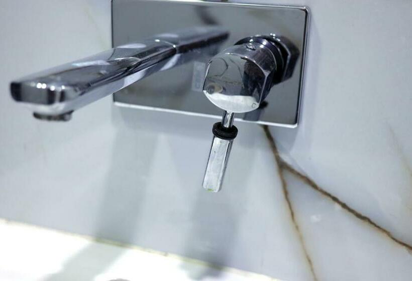 Номер Deluxe, The Divine  शानदार कमरे के साथ