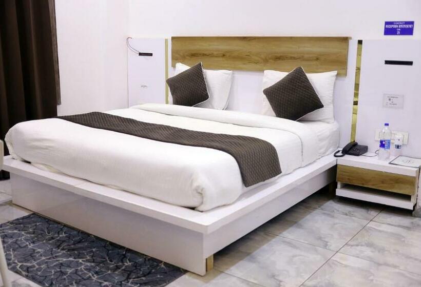 Номер Deluxe, The Divine  शानदार कमरे के साथ