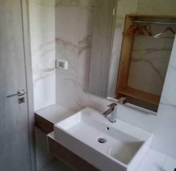 اتاق لوکس سه تخته, Villa Tonia