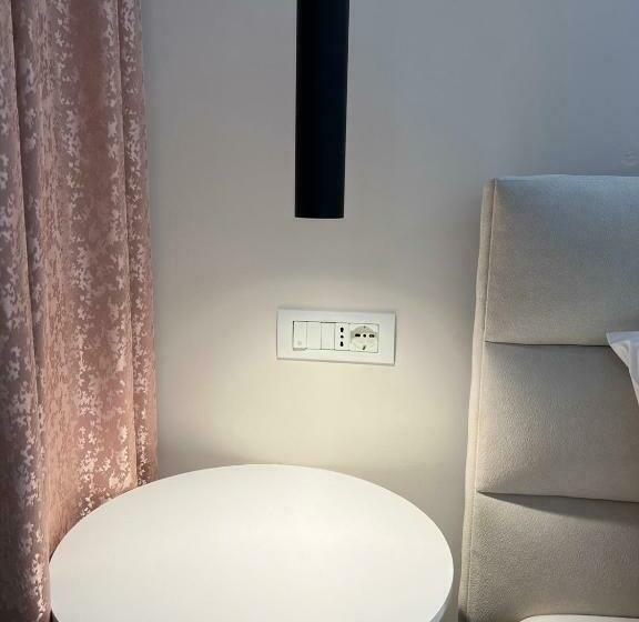 اتاق لوکس سه تخته, Villa Tonia