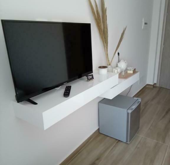 اتاق لوکس سه تخته, Villa Tonia