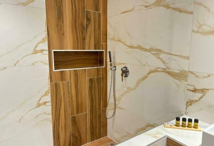 اتاق لوکس سه تخته, Villa Tonia