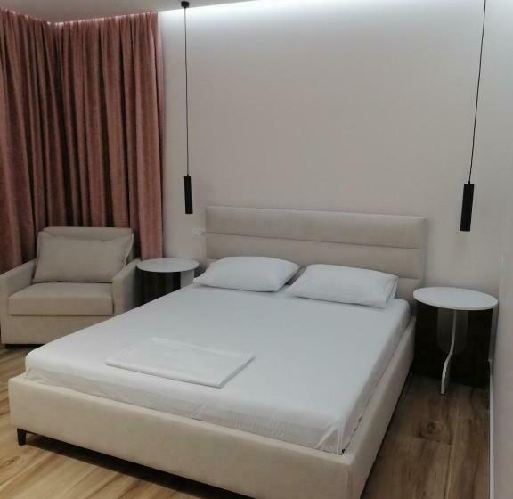 اتاق لوکس سه تخته, Villa Tonia