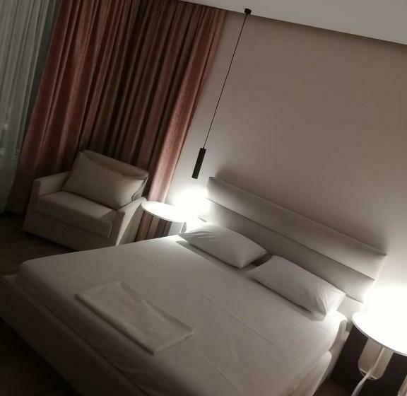 اتاق لوکس سه تخته, Villa Tonia