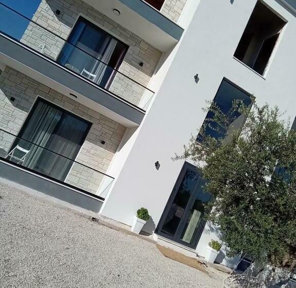 اتاق لوکس با چشمانداز, Villa Tonia