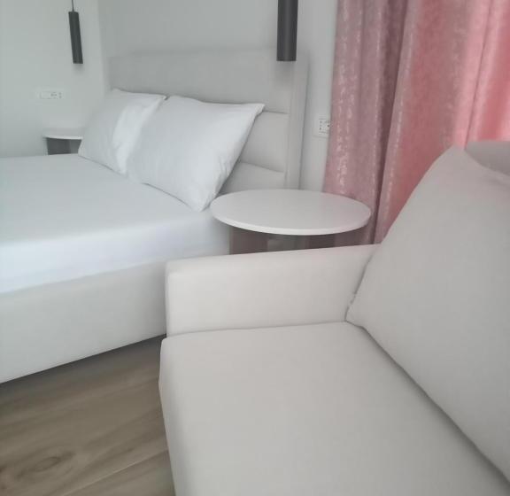 اتاق سه نفره دلوکس با چشمانداز دریا, Villa Tonia