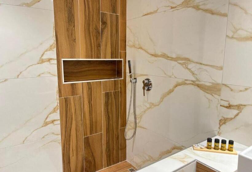 اتاق لوکس با چشمانداز, Villa Tonia