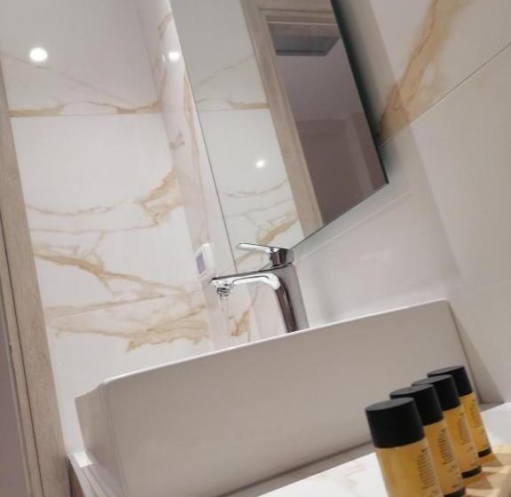 اتاق لوکس با چشمانداز, Villa Tonia