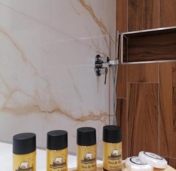 اتاق لوکس با چشمانداز, Villa Tonia