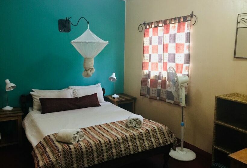 اتاق استاندارد با سرویس بهداشتی مشترک, Jollyboys Backpackers