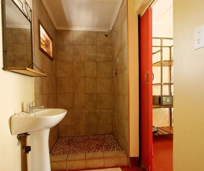 اتاق استاندارد سه نفره, Jollyboys Backpackers