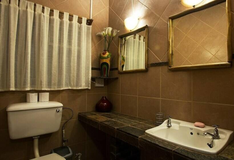 プールビュースタンダードルーム, A Traveller's Palm