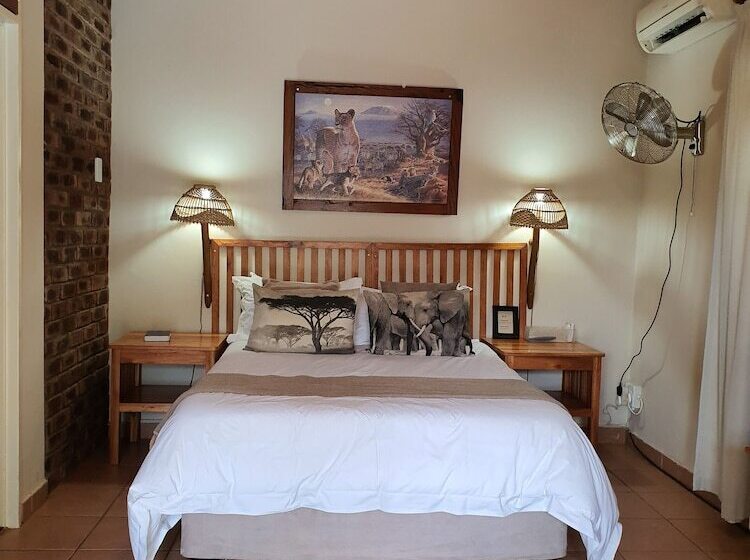 プールビュースタンダードルーム, A Traveller's Palm