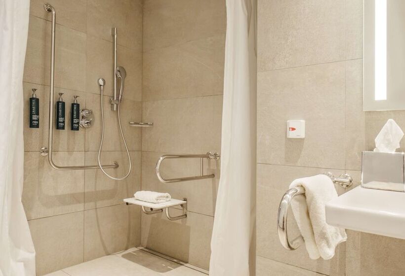 适合残疾人士使用的带超级大床的标准间, Doubletree By Hilton Hotel Wroclaw