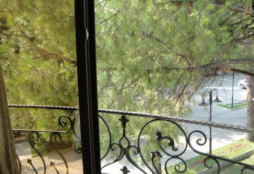 اتاق استاندارد سه نفره, Lale