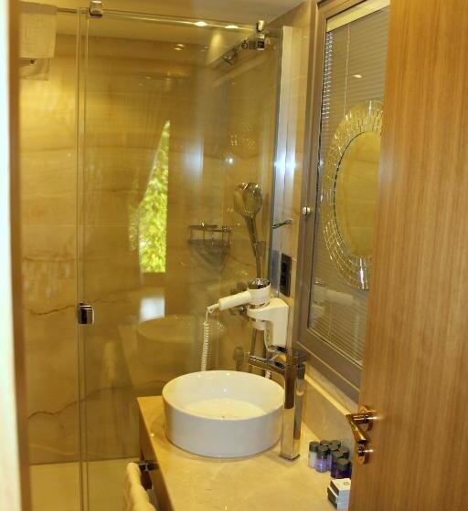 اتاق استاندارد سه نفره, Lale