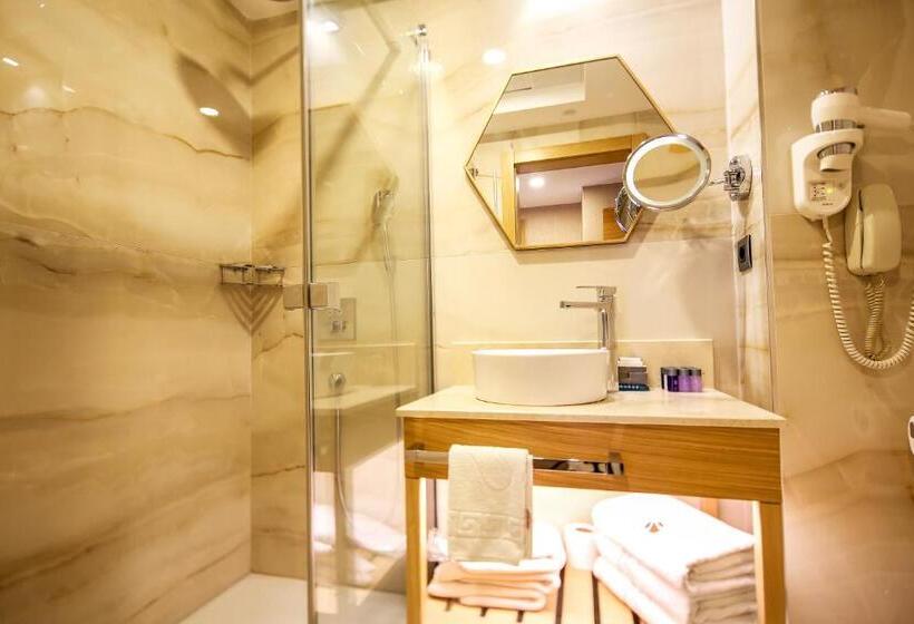 اتاق خانوادگی, Lale