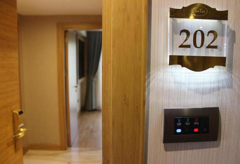 اتاق خانوادگی, Lale