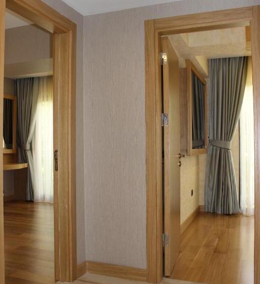 اتاق خانوادگی, Lale