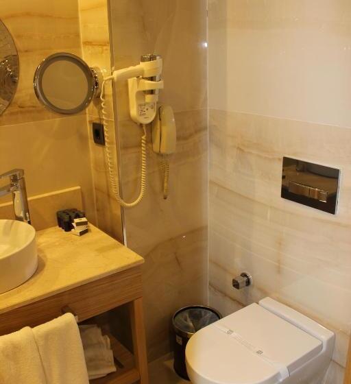 اتاق خانوادگی, Lale