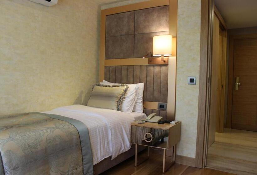 اتاق خانوادگی, Lale