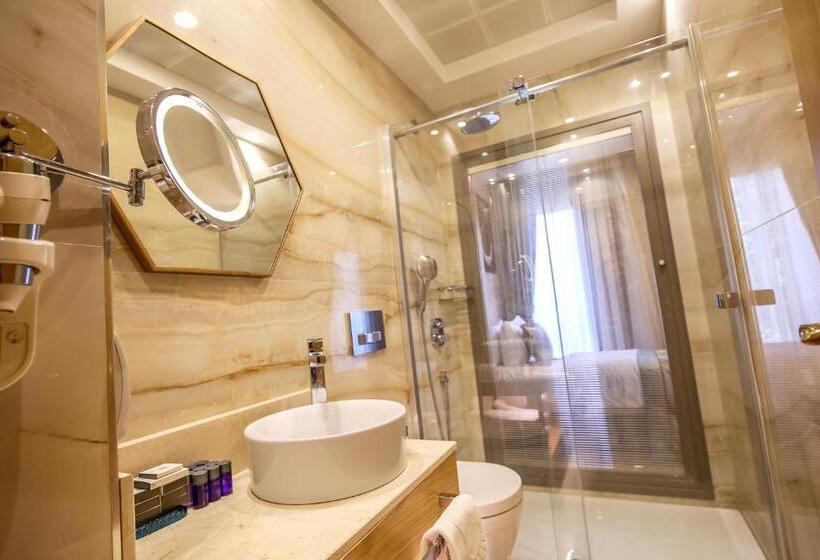 اتاق خانوادگی, Lale