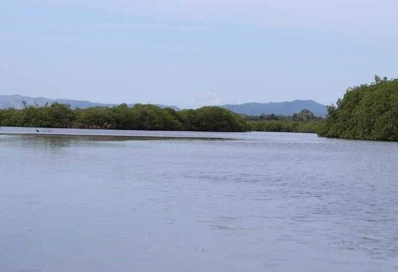 חדר סטנדרט לשלושה עם נוף לגינה, Palmento Grove Garifuna Eco Cultural & Healing Institute