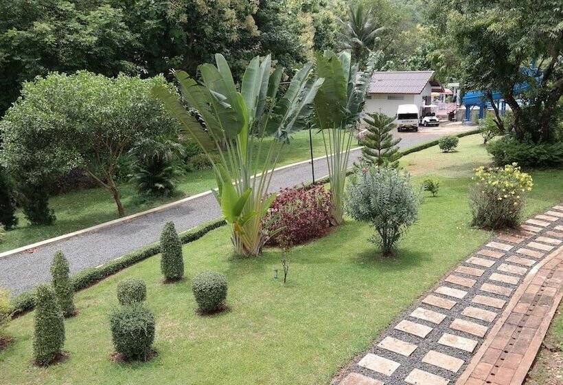 スーペリアトリプルルーム, Phubachiang Golf & Resort Pakse