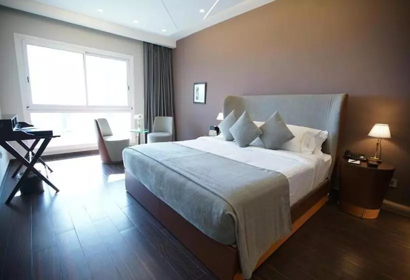 اتاق اجرایی با تخت بزرگ, Royal Tulip Achrafieh