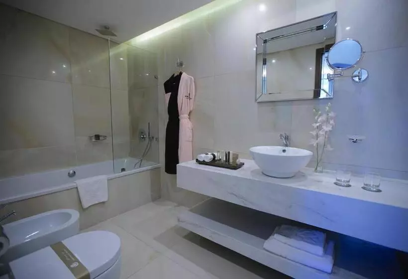 اتاق اجرایی با تخت بزرگ, Royal Tulip Achrafieh