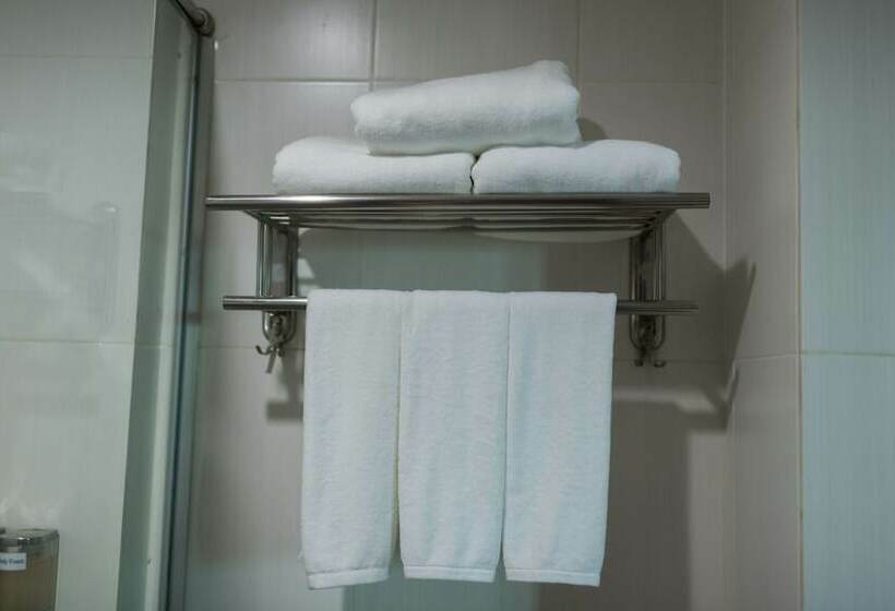 غرفة ديلوكس ثلاثية, Sovan Mealea