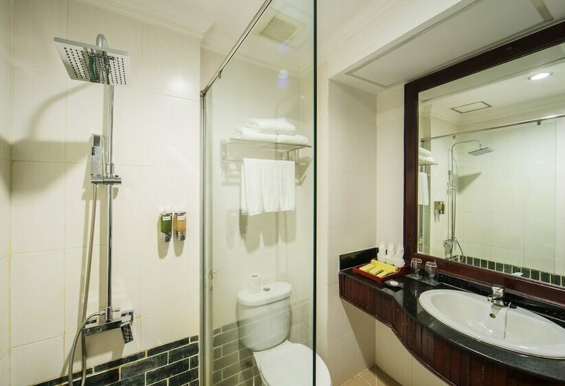 غرفة ديلوكس ثلاثية, Sovan Mealea