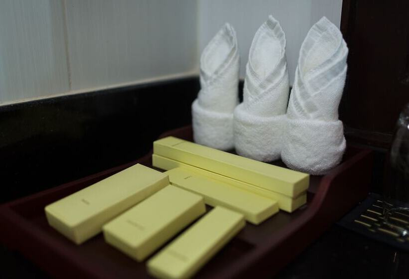 جناح جونيور مزوَّد بشرفة, Sovan Mealea