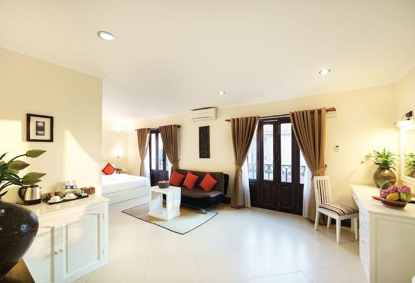 جناح جونيور مزوَّد بشرفة, Sovan Mealea