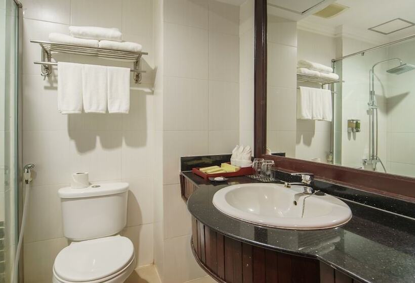 جناح جونيور مزوَّد بشرفة, Sovan Mealea