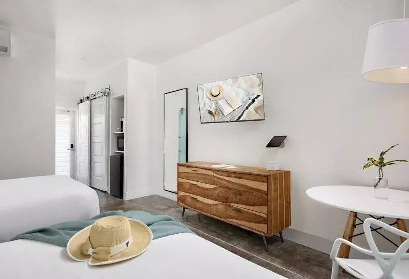 اتاق استاندارد با چشم‌انداز استخر, The Oasis At Grace Bay