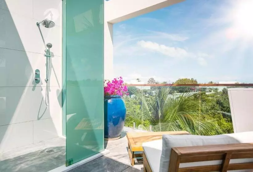 اتاق لوکس با تخت بزرگ, The Oasis At Grace Bay