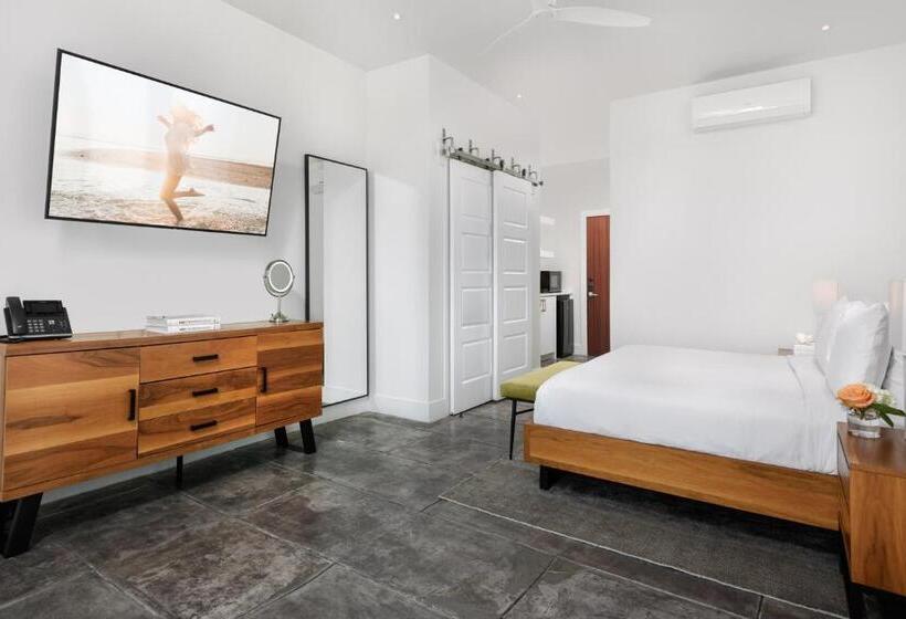 اتاق لوکس با تخت بزرگ, The Oasis At Grace Bay