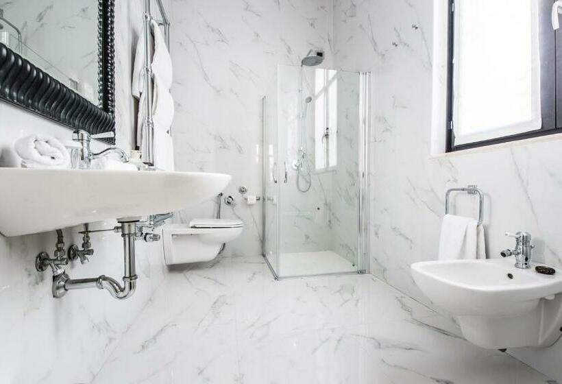 جناح جونيور, Vmaison Hotel Messina