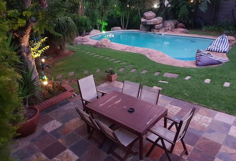 エクゼクティブワンルーム, Moonflower Cottages