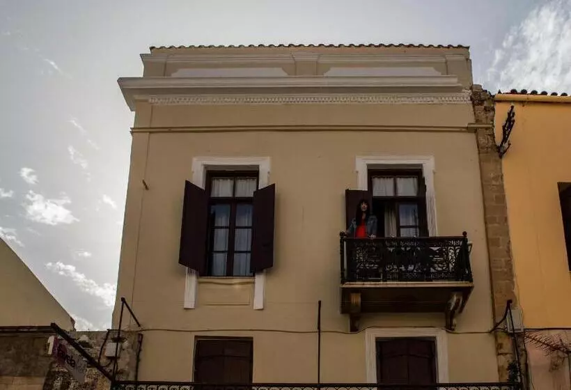 سوییت اجرایی, Favela Living Space