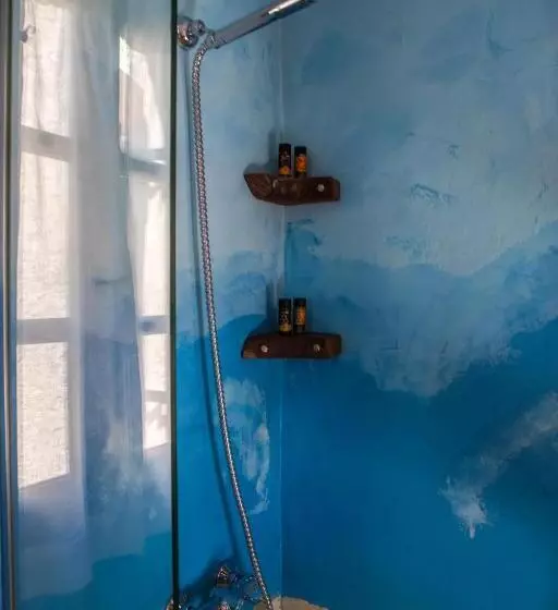 اتاق استاندارد یک نفره, Favela Living Space