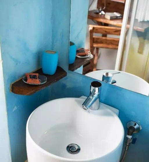 اتاق استاندارد یک نفره, Favela Living Space