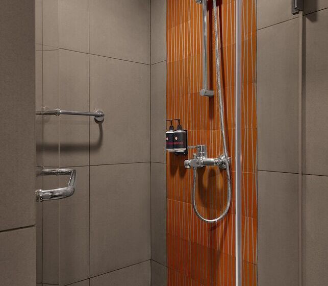 اتاق لوکس, Ginger Noida Sector 133